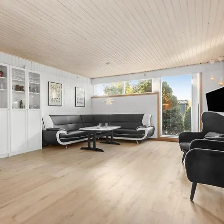 4 Bedroom Beautiful In Ebeltoft Øksenmølle